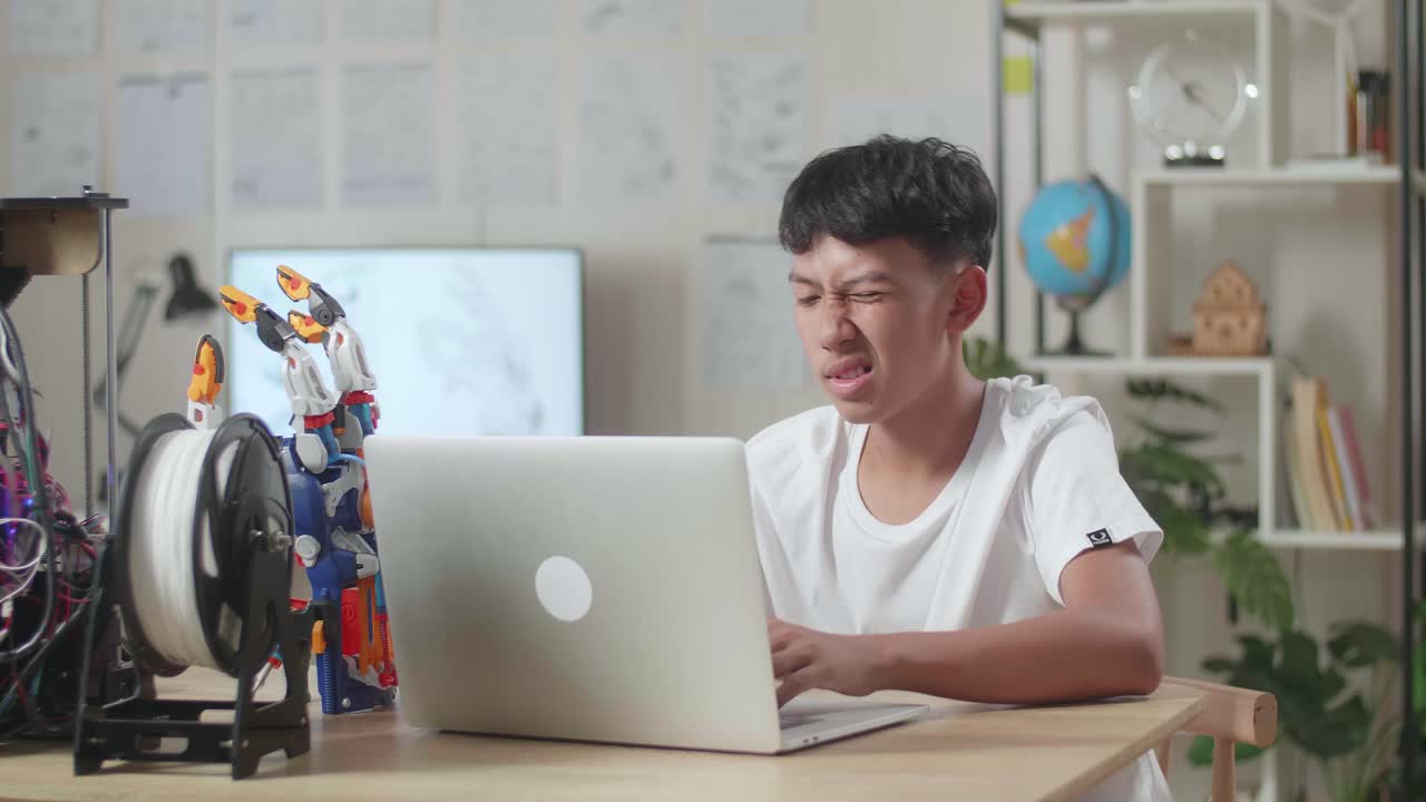 노트북과 로 프로젝트를 하는 동안 허리 통증이 있는 십대 소년