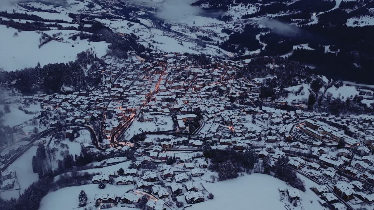 İtalya'nın Dolomitler Bölgesi'ndeki Fiemme Vadisi'nde derin kar altındaki Cavalese Kasabası. Havadan Çekim.