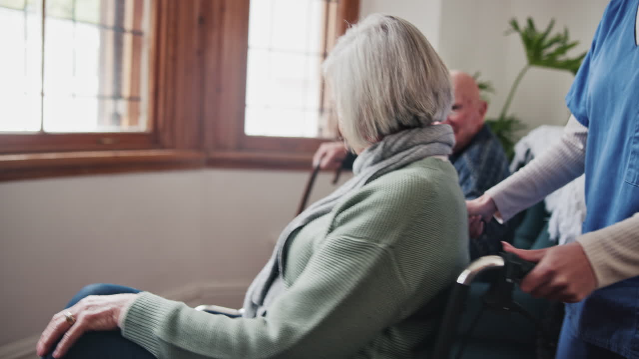 보조 생활, 사랑과 노인 여성