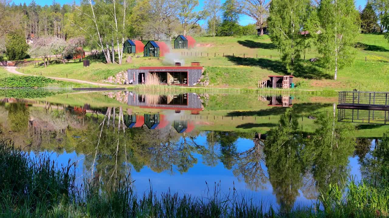 Hotelresort i naturen med økohuse og smuk rolig sø