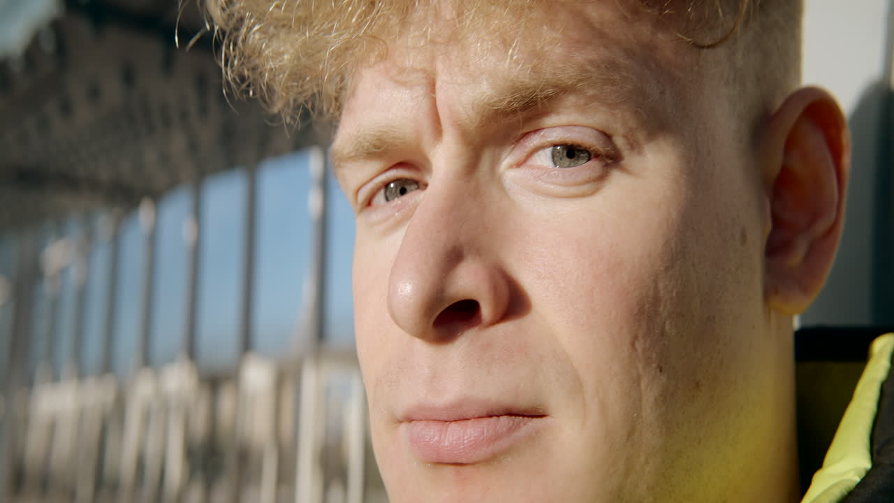 야외에서 젊은 남자