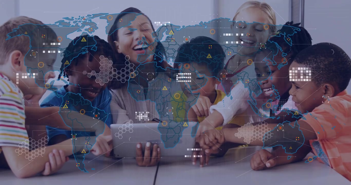 Insegnante con tablet, bambini che toccano lo schermo mentre una mappa del mondo appare gradualmente e forma cluster esagonali per la lezione.