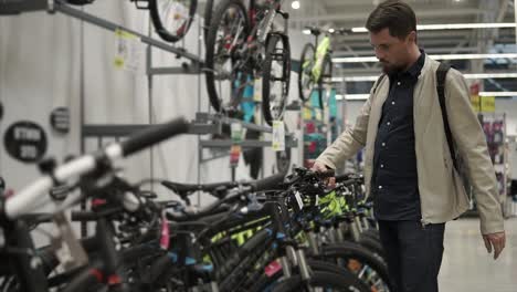 hombre comprando bicicletas en una tienda de deportes