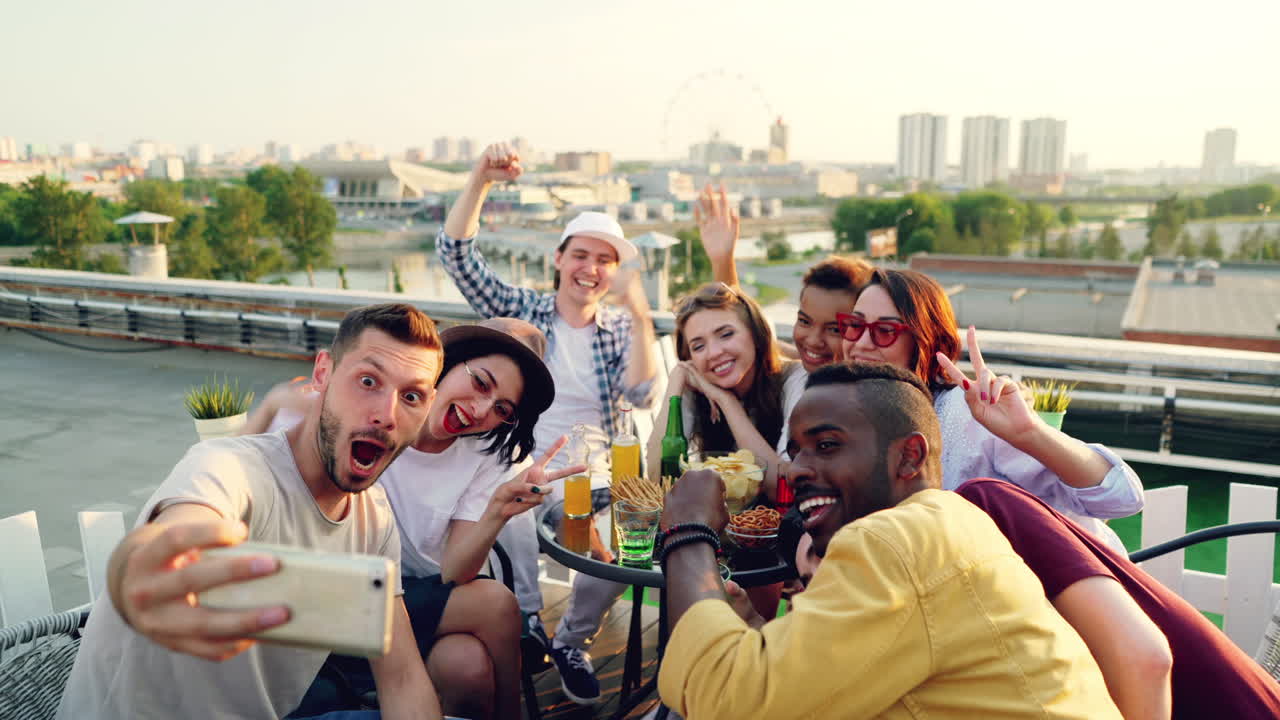 Festa su un tetto con amici