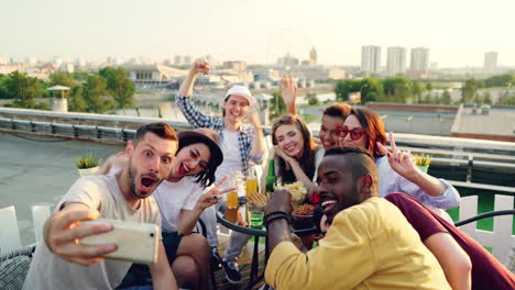fiesta en la azotea con amigos