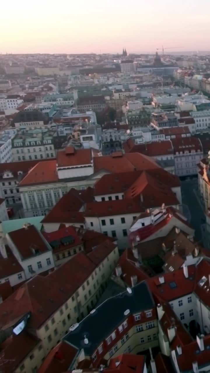 Vista aerea della Città Vecchia di Praga e della Chiesa di Týn all'alba
