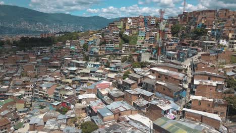 Perspectiva-Aérea-De-Drones-De-La-Comuna-13-De-Medellín,-Destino-De-La-Ciudad-En-Colombia,-América-Del-Sur