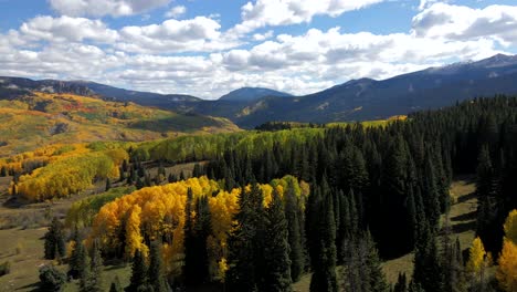 Colores-De-Otoño-En-Kebler-Pass-Colorado,-Cerca-Del-Lago-Perdido-Y-El-Pico-Ruby,-Volando-Un-Dron