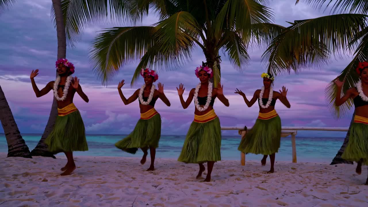 Una spiaggia serena al tramonto con barche su acqua turchese. Catturata da un'angolazione bassa, perfetta.