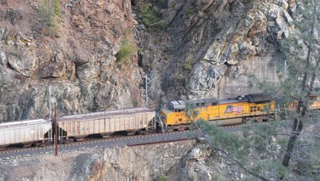 el tren pasa por un gran cañón