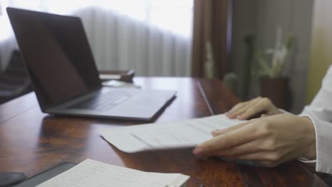 cierre de un empleado irreconocible y un jefe que firma el contrato de trabajo en la oficina