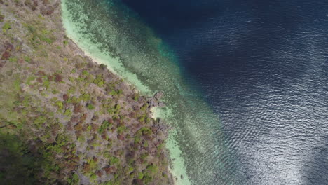 Cinematic-top-down-aerial-shot-of-the-cliffs-of-Palawan-in-bright-daylight-in-the-Philippines,-Asia,-Drone