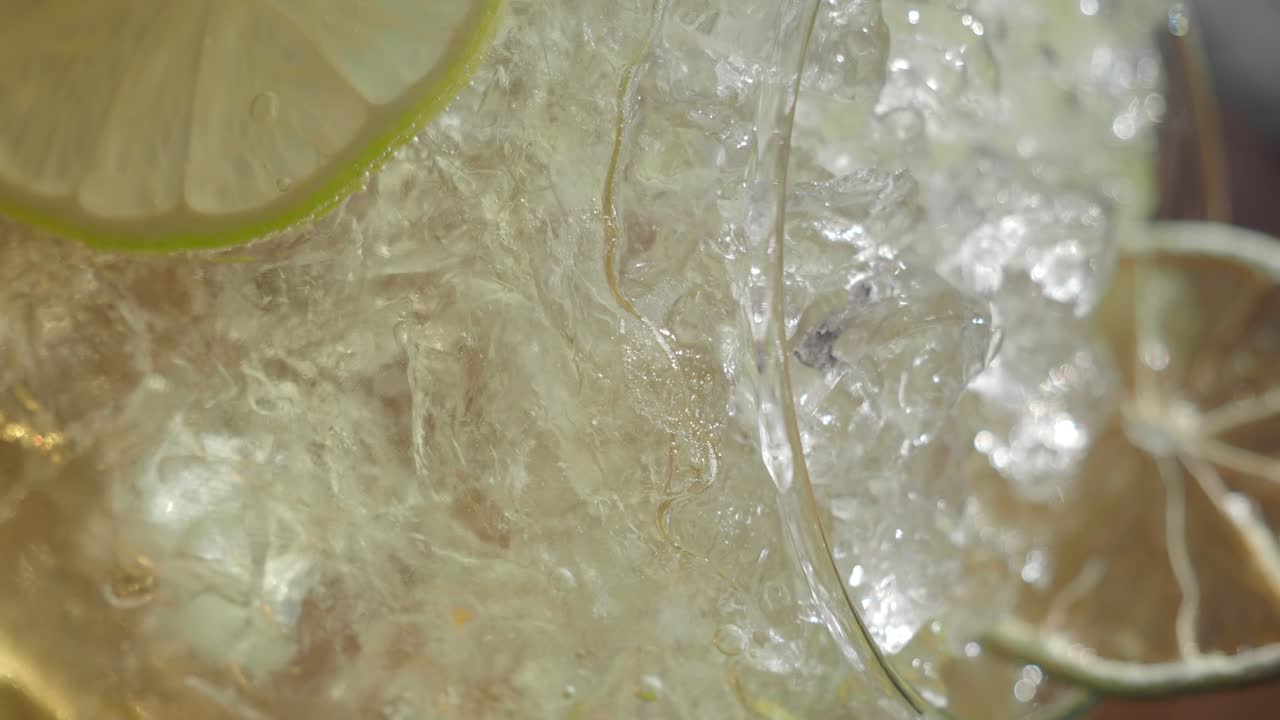 氷とライムのスライスが入った、爽やかで飲みやすい飲み物