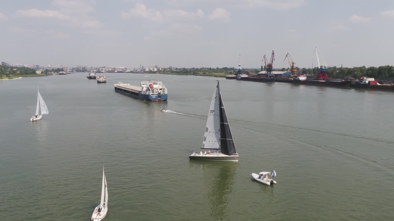 escena fluvial con buques de carga y veleros