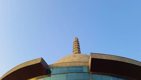 Buddha-Stupa-Mit-Strahlend-Blauem-Himmel-Am-Morgen-Aus-Flachem-Winkel.-Das-Video-Wurde-Am-15.-April-2022-Im-Buddha-Park-In-Patna,-Bihar,-Indien,-Aufgenommen