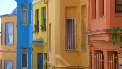 casas coloridas en una fila