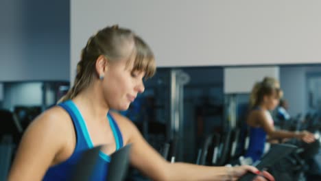 Young-people-train-in-the-gym-6