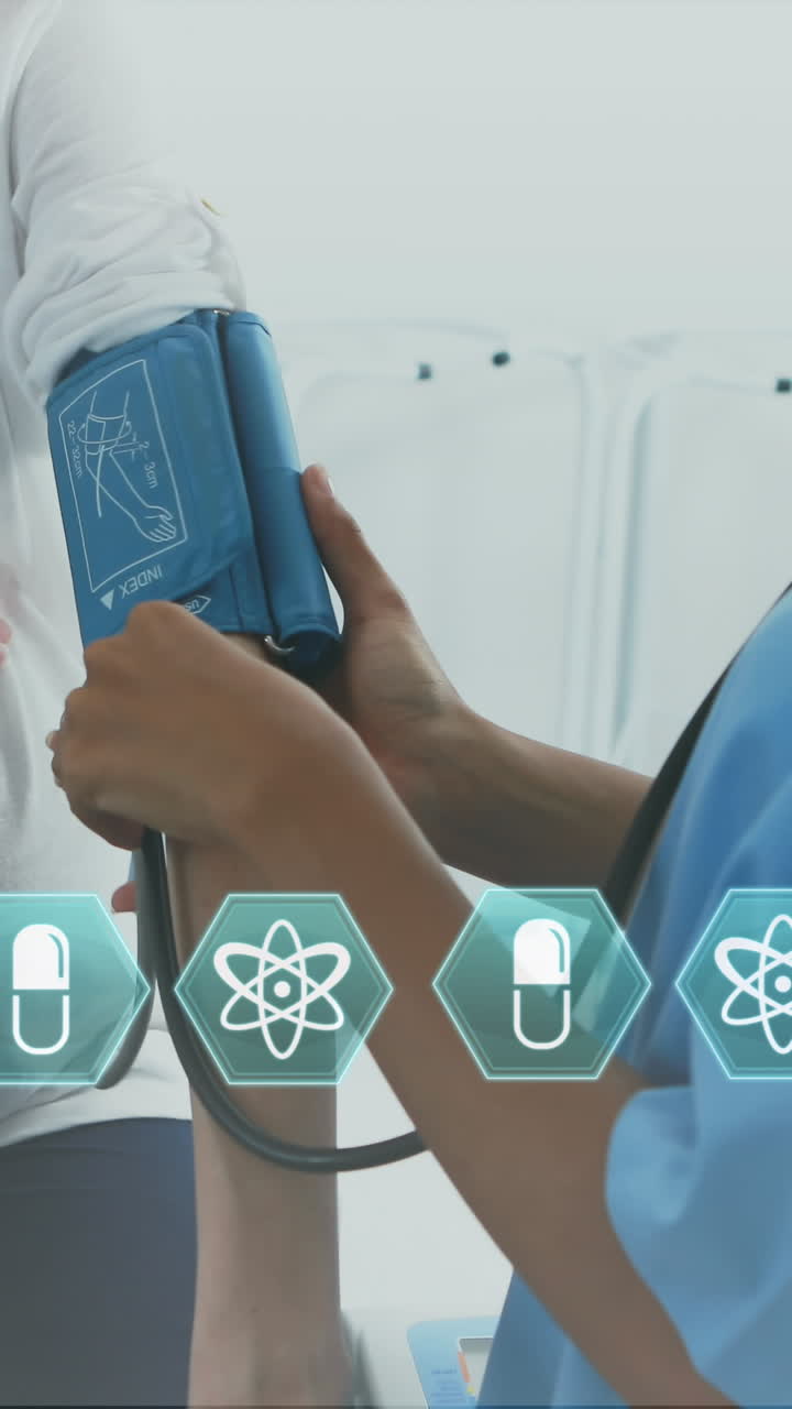 임신 중인 백인 여성의 혈압을 조산사에 의해 검사하는 의료 아이콘의 애니메이션