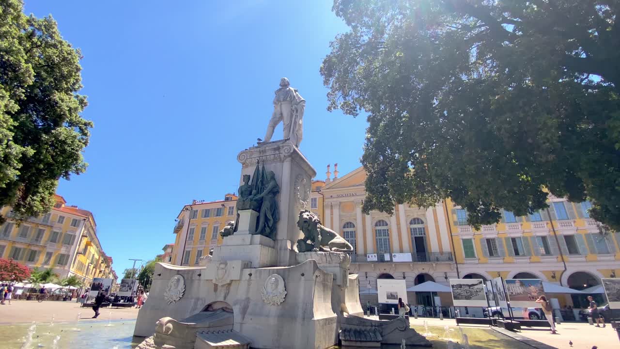 광장에서 걷는 사람의 관점