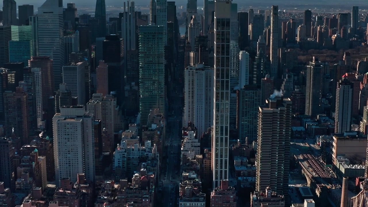 Vista aérea de la ciudad de Nueva York mostrando edificios y calles abajo.