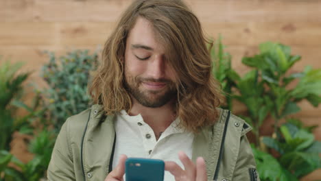 retrato de un joven caucásico relajado enviando mensajes de texto navegando usando una aplicación de redes sociales de teléfono inteligente disfrutando de la tecnología móvil