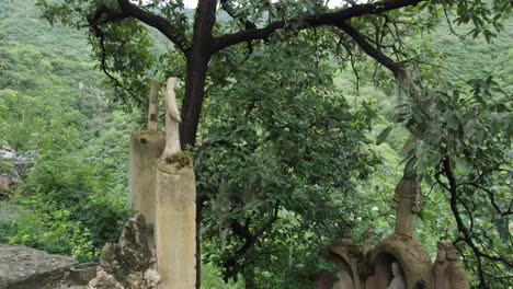 Estatuas-En-Medio-Del-Bosque