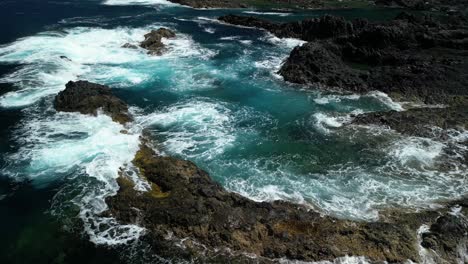 salpicaduras inmersivas: vista estacionaria de las olas en la bahía de cabo de la roca