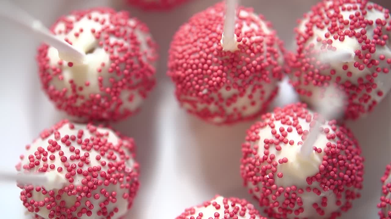 Torta decorata con codette di zucchero