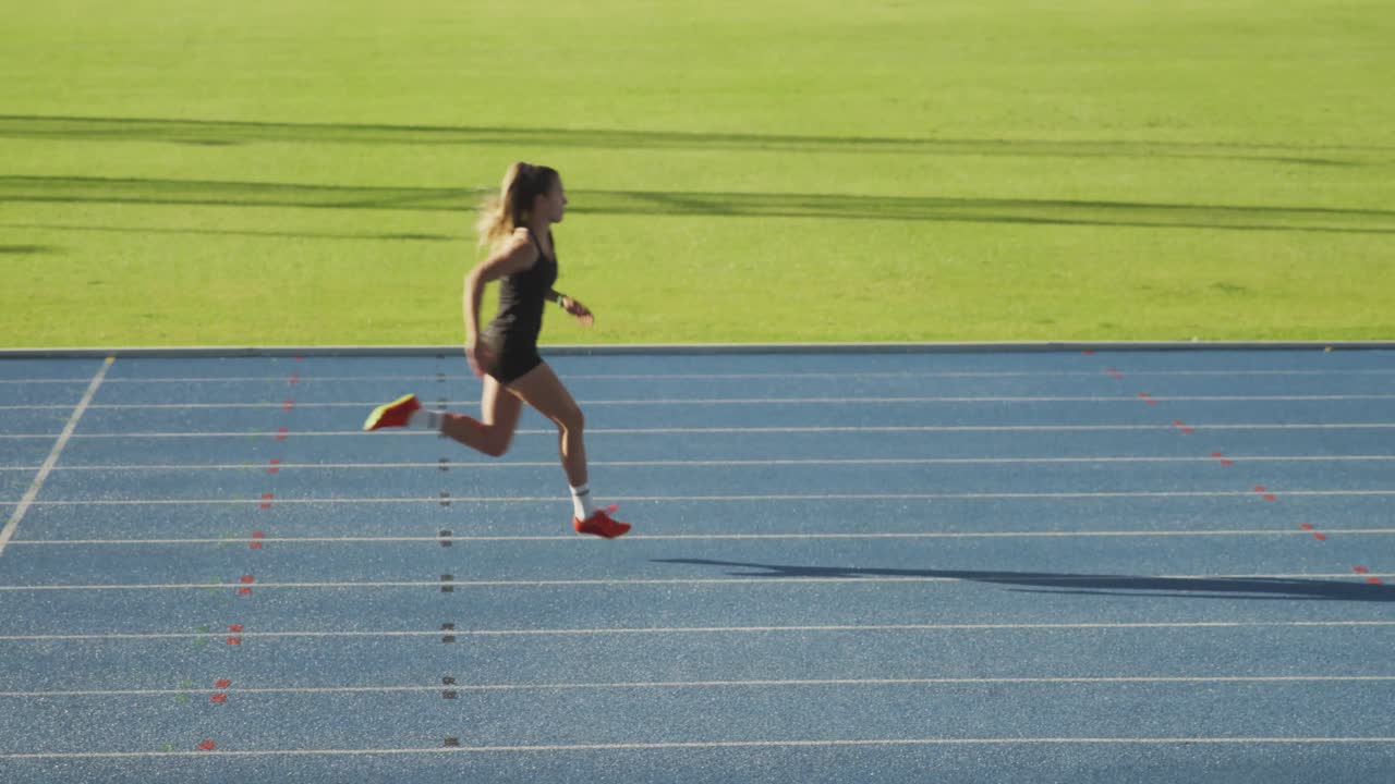 atleta caucásico corriendo en el estadio