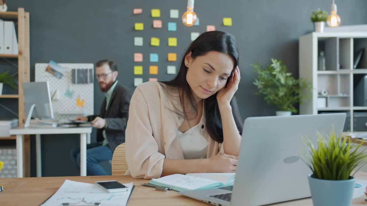 현대 사무실 에서 노트북 을 사용 하는 여자