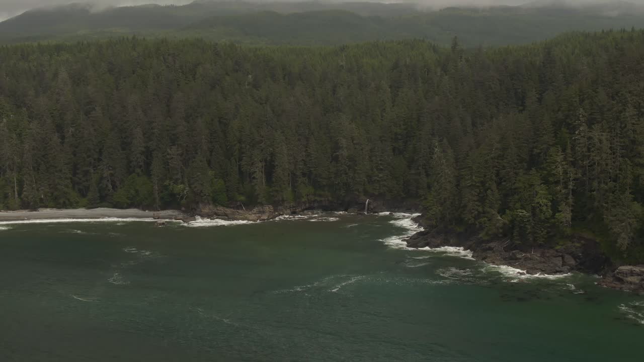 hermosa vista panorámica aérea de la costa rocosa del océano pacífico en el sur de la isla de vancouver durante un día soleado de verano
