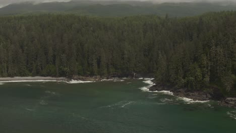 Hermosa-Vista-Panorámica-Aérea-De-La-Costa-Rocosa-Del-Océano-Pacífico-En-El-Sur-De-La-Isla-De-Vancouver-Durante-Un-Día-Soleado-De-Verano