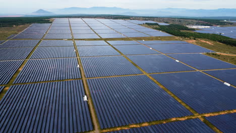 Luftaufnahme-Von-Sonnenkollektoren-In-Einem-Riesigen-Ländlichen-Gebiet-In-Vietnam