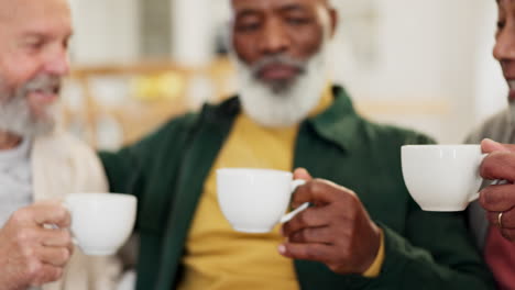 saludos, café o amigos mayores en la jubilación