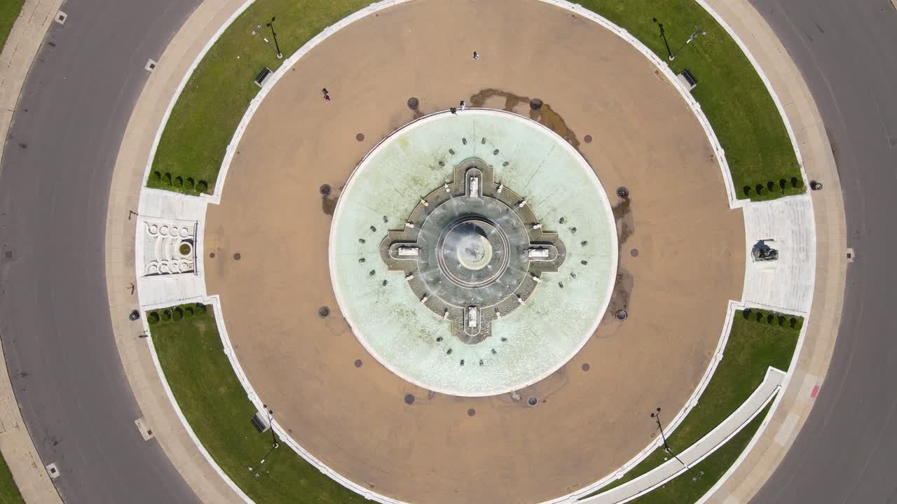 도시 공원 에 있는 원형 분수 의 공중 사진