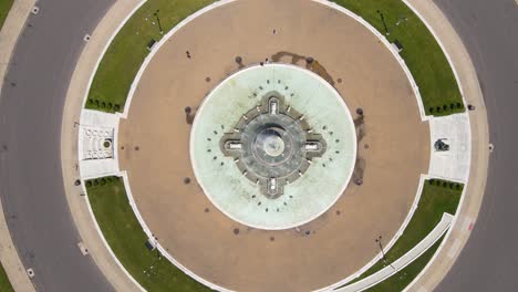 vista aérea de una fuente circular en un parque de la ciudad