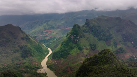 vista aérea del río nho que en vietnam, mostrando el río sinuoso rodeado de exuberantes montañas verdes