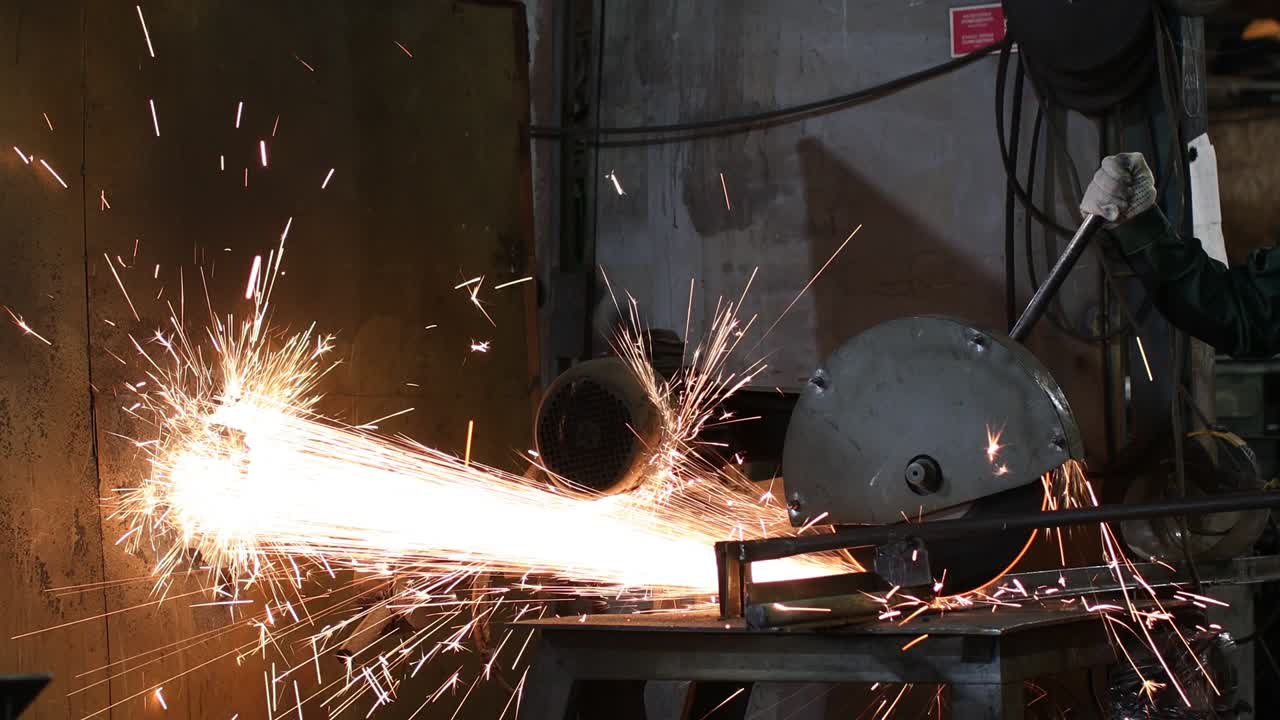 procesamiento de metales con sierra de disco de molienda de gran ángulo. chispas en la metalurgia en la fábrica