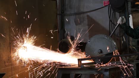 procesamiento de metales con sierra de disco de molienda de gran ángulo. chispas en la metalurgia en la fábrica