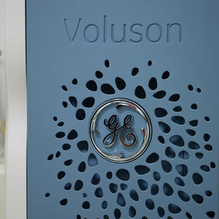 Marca de equipamento médico para sonografia. Logotipo com letras prateadas no aparelho avançado. Close-up