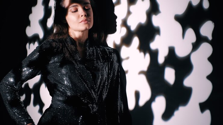 donna di moda in serata che riflette l'abito