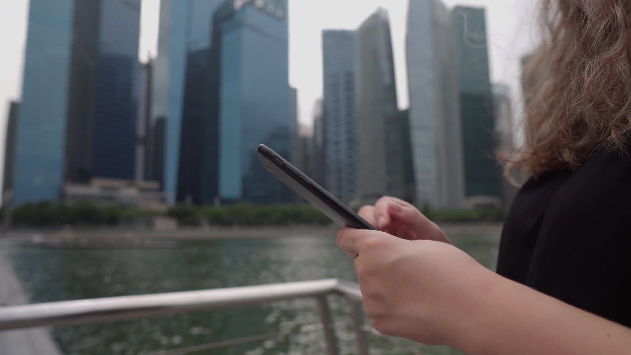 mujer usando tableta en una ciudad