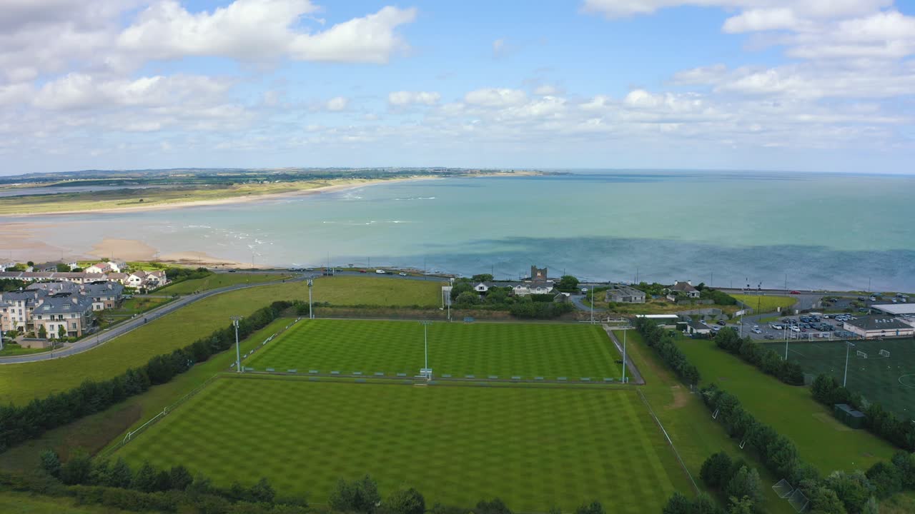 해안 옆의 4k 비행 축구장