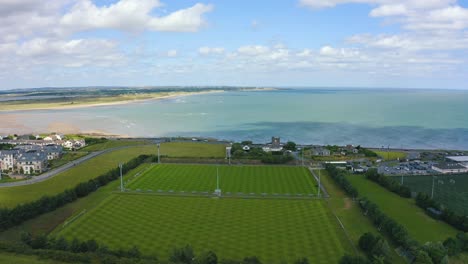 campo de fútbol de paso elevado 4k al lado de la costa