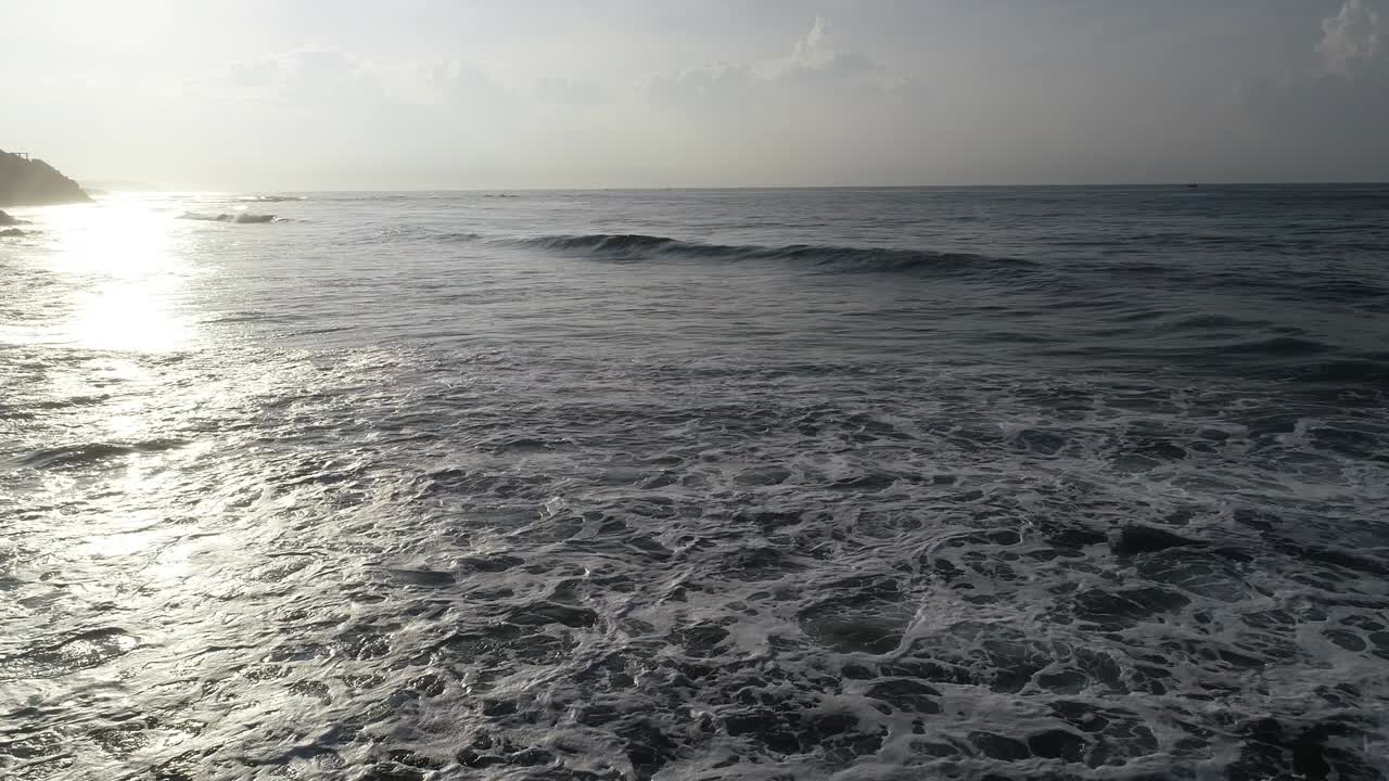 드론 등반: 바다의 파도와 어부 마을 풍경의 공중 영상