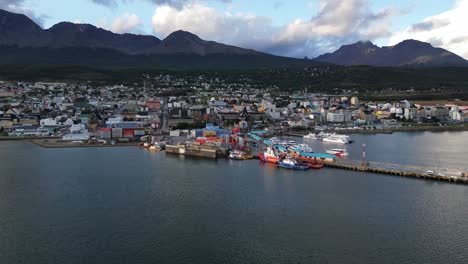 dron aéreo sobre la ciudad de ushuaia argentina ruta navegable patagónica paisaje marino puerto marítimo, provincia de tierra del fuego, puerta de entrada más al sur de américa del sur