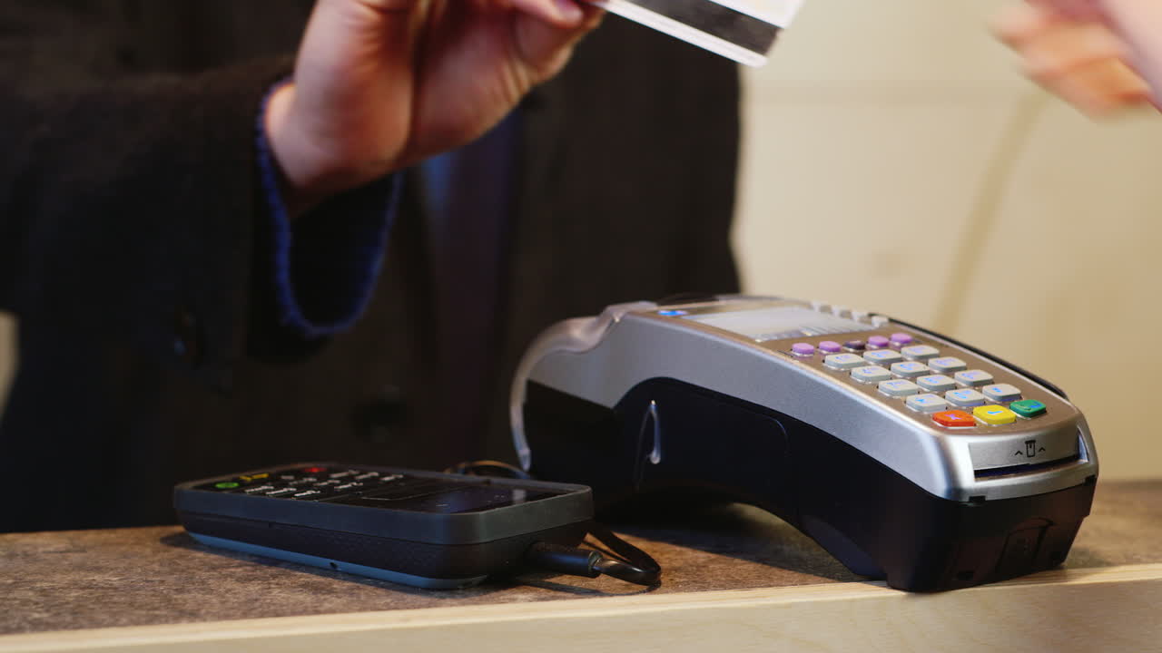 el cliente paga la mercancía con tarjeta de crédito