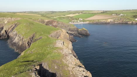 Una-Vista-Aérea-De-La-Torre-Abereiddi-En-Pembrokeshire,-Gales-Del-Sur,-En-Una-Tarde-Soleada-Con-Un-Cielo-Azul-Claro.