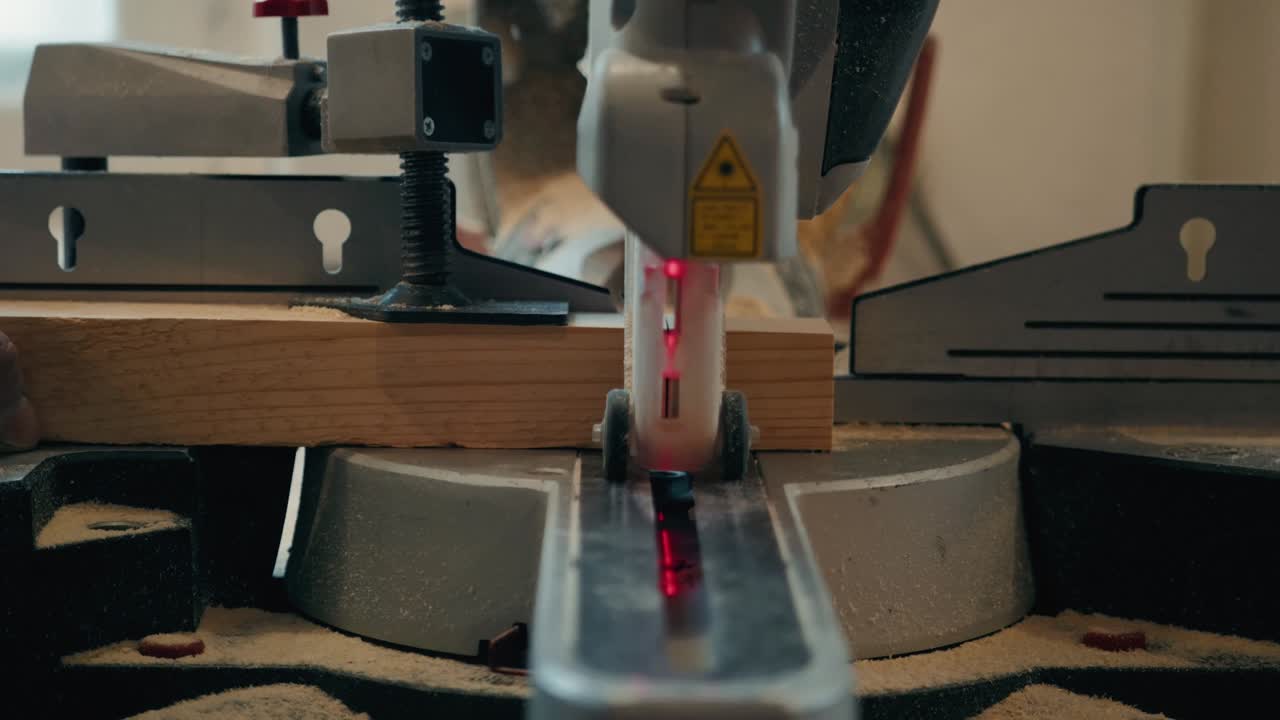 목공의 손이 작업실에서 테이블 으로 나무를 잘라내는 근접 사진, 장인 가구