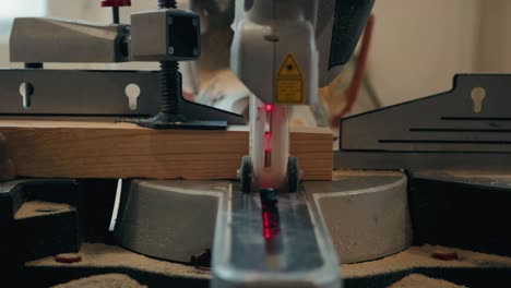cerca de las manos del carpintero cortando madera con la sierra de mesa en el taller, muebles de artesano